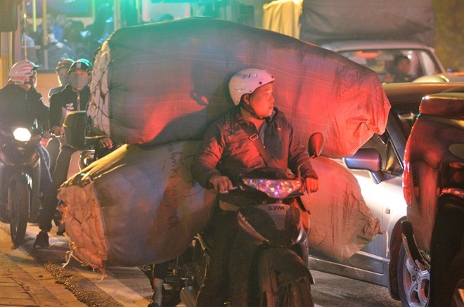 Người dân đi nghỉ Tết, đường phố Sài Gòn và Hà Nội kẹt cứng